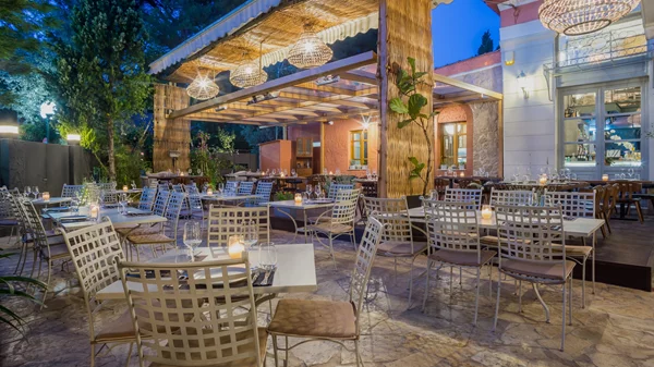 "Wood": Premium κρεοφαγία στην αυλή