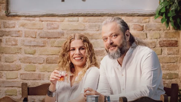 Γιώργος Νικηφόρου Ζερβάκης και Βιολέτα Ίκαρη συναντιούνται στον Σταυρό του Νότου Club