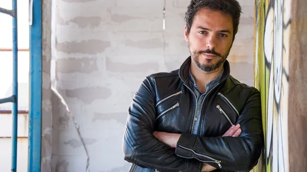 Κωνσταντίνος Μάρκελλος: "Τα "Δυο πορτοκάλια για τα Χριστούγεννα" γράφτηκαν από πραγματικούς ανθρώπους που έζησαν το καθεστώς Τσαουσέσκου και μιλούν χωρίς φίλτρο για τα τραύματά τους"