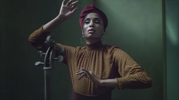 Η σαγηνευτική Ιmany σε ένα εντυπωσιακό κοντσέρτο για μία φωνή και 8 τσέλο