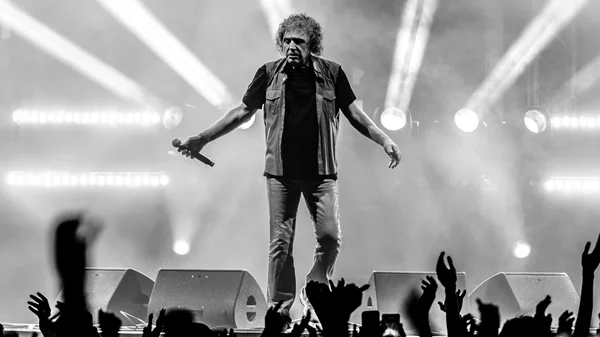 5 αξέχαστες live εμφανίσεις του Βασίλη Παπακωνσταντίνου