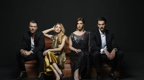 "Demons": Ιωάννης Παπαζήσης, Ιωάννα Παππά, Γιάννης Κουκουράκης, Μαρίζα Τσάρη παίζουν ένα προκλητικό παιχνίδι στο "Τζένη Καρέζη"