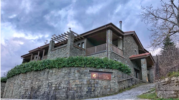 "Kastanea House and bar": Μοντερνιτέ μέσα στο καστανόδασος στο Καρπενήσι