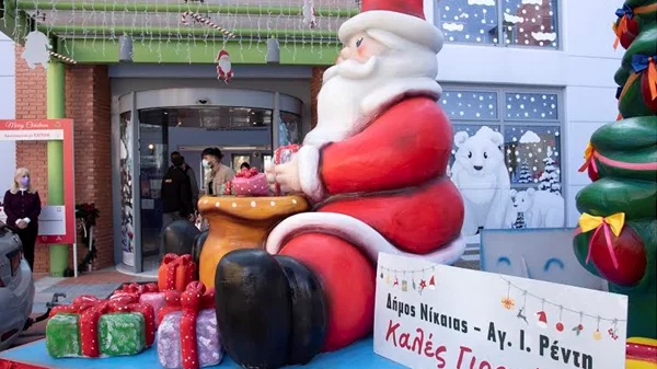 Το έλκηθρο του Άη Βασίλη διασχίζει τις γειτονιές της Νίκαιας και του Ρέντη.