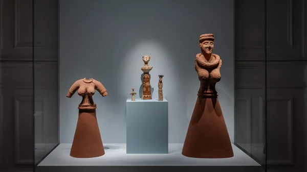 Ώρα να ανακαλύψουμε τις ιστορικές "Κυκλαδίτισσες" του Μουσείου Κυκλαδικής Τέχνης