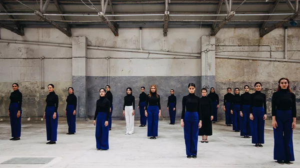 Οι CHÓRES τραγουδούν για τις "Γυναίκες στο σκοτάδι"