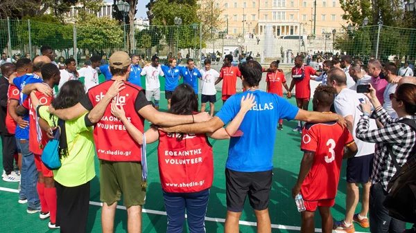 Ένα γήπεδο ποδοσφαίρου στην πλατεία Συντάγματος: "Γκολ στη Φτώχεια" με την Εθνική Αστέγων