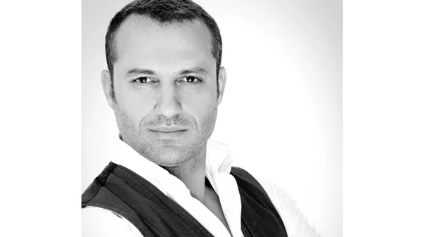 O Κώστας Τριανταφυλλίδης τραγουδάει στη Σφίγγα "Όνειρα Απατηλά"