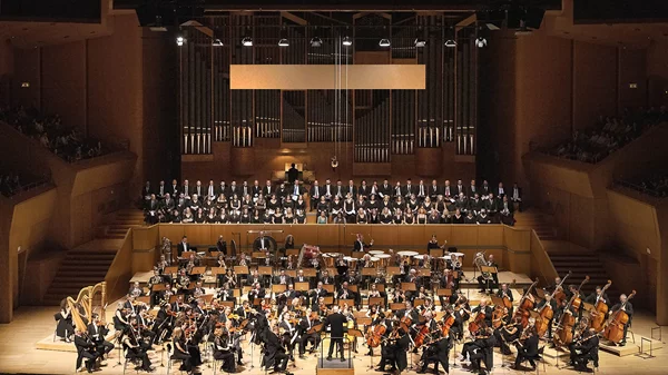 Καλύτερες επιδόσεις της ΚΟΑ σε Ρίχαρντ Στράους απ’ ό,τι σε Μάλερ σε συναυλίες υπό Έσενμπαχ και Καρυτινό