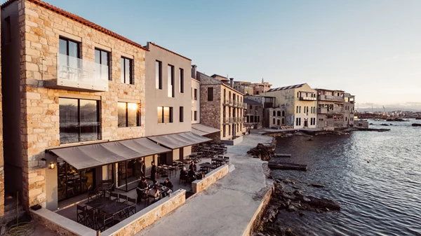 "Periplous Seaside Restaurant": Κοσμοπολίτικη γαστρονομία με φόντο το ηλιοβασίλεμα στα Χανιά