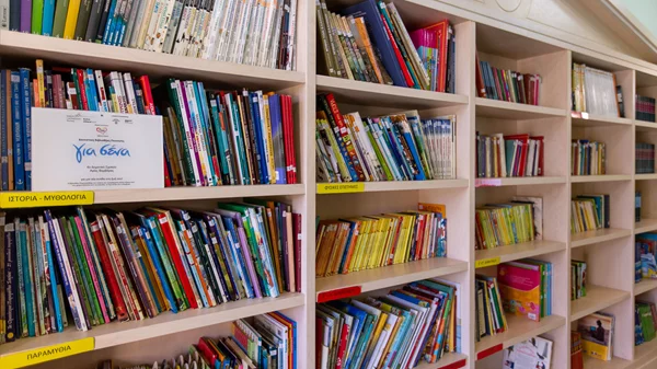 17 Ποιοτικές Δανειστικές Βιβλιοθήκες σε 11 σχολεία με μαθητές Ρομά και 6 σχολεία εντός Καταστημάτων Κράτησης