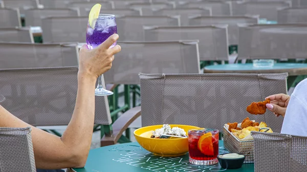 Τι τρώμε στα θερινά σινεμά της Αθήνας εκτός από ποπ κορν και νάτσος