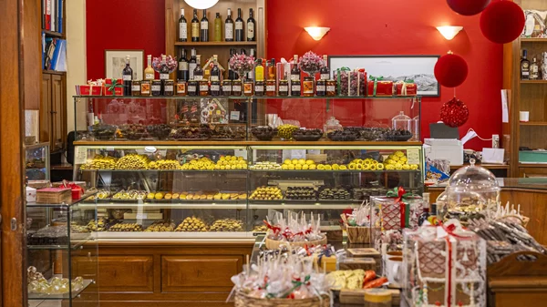 Desire: Η ζαχαροπλαστική της παλιάς αριστοκρατικής Αθήνας ξαναζεί!