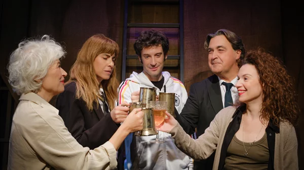 "Νάχτλαντ": Πρώτες φωτογραφίες από την καυστική σάτιρα του συγγραφέα του "Άσχημου"