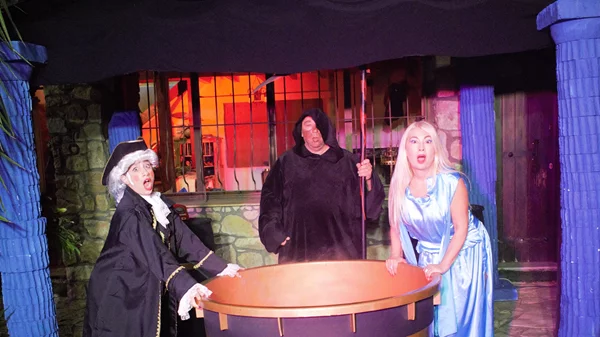 "Όλοι στα καζάνια σας": Η καυστική κωμωδία επιστρέφει δριμύτερη