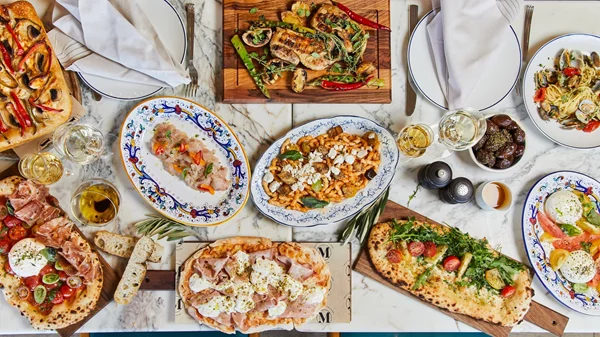 Κανείς δε στρώνει κυριακάτικο τραπέζι όπως το "Mercato" του "Four Seasons"