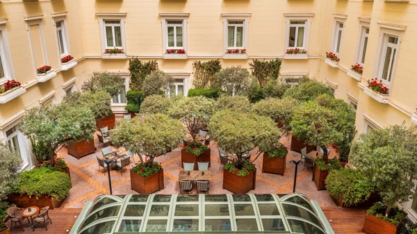 Μια κατακόκκινη βραδιά γαστρονομίας και οίνου στη Μεγάλη Βρεταννία