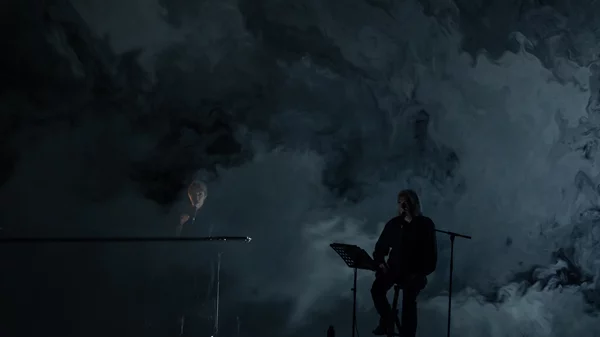 "Νέκυια": Επευφημίες, μα και δέος, για την κατάβαση του Γιάννη Αγγελάκα στον Κόσμο των Νεκρών