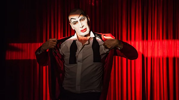 Ο ηθοποιός Νικόλας Βαγιονάκης μας μιλά για εκείνον και τον "Μεφίστο" του