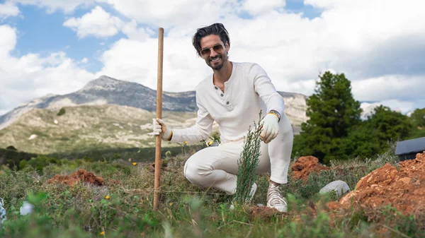 Ανακύκλωσε την παλιά συσκευή θέρμανσης και στήριξε την δεντροφύτευση σε Αττική και Εύβοια