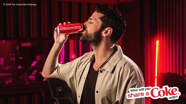 Share a Coke: Η εμβληματική καμπάνια της Coca-Cola επιστρέφει και δίνει το όνομα σου στο φετινό καλοκαίρι