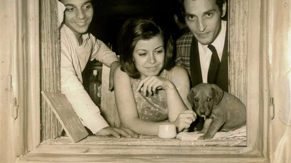 H Μαίρη Δαλάκου πειραματίζεται κρατώντας τα συναισθήματα και τις αλήθειες της