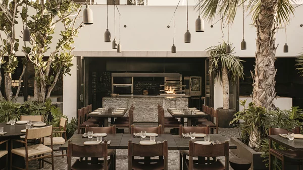 "Nōema": Μια μυκονιάτικη αυλή με ελληνική γεύση κι αυθεντική διασκέδαση