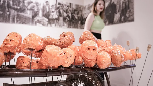 Cycladic Nexus: H έκθεση της Ίου που σε ταξιδεύει στον ελληνικό χωροχρόνο