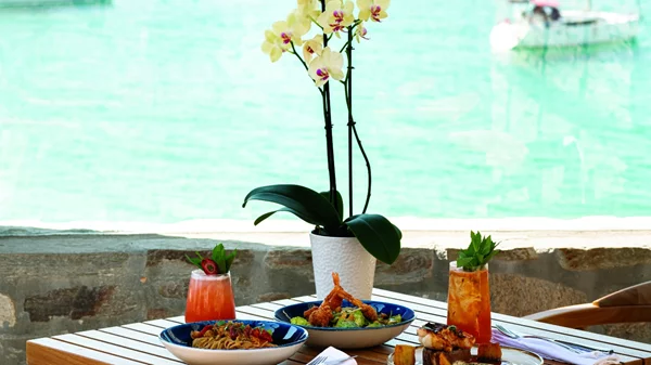 "Deck Bar-Restaurant"