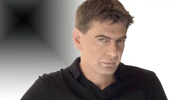 Ο Μιχάλης Ρακιντζής στο Γυάλινο Μουσικό Θέατρο