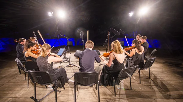 Το Samos Young Artists Festival επιστρέφει και εμείς μιλήσαμε με τους δύο ανθρώπους που κρύβονται πίσω από την φετινή διοργάνωση