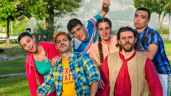 "Μια γιορτή στου Νουριάν": Ξαναξεκινά η παράσταση της Συντεχνίας του Γέλιου που άφησε εποχή