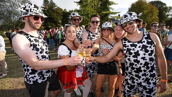 Μαραθώνιος του Médoc: Ο πιο μεθυστικός αγώνας του κόσμου συνδυάζει τρέξιμο και (πολύ) κρασί