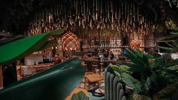 Video walkthrough: Η Ναταλία Δραγούμη σε ένα fusion κοσμοπολίτικο ταξίδι στο "Ιguazu"