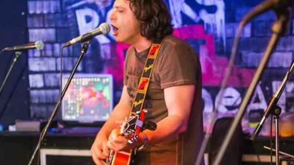 "Και θα χαθώ": Πού βρίσκεται σήμερα ο Πέτρος Θεοτοκάτος, ο άνθρωπος πίσω από το πιο "κολληματικό" τραγούδι των 90s