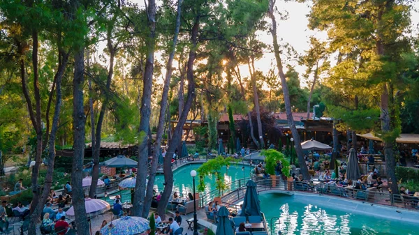 "Piu Verde": Το "πράσινο" meeting point στην καρδιά του Άλσους Παπάγου σε γεμίζει ευεξία - και στο πιάτο