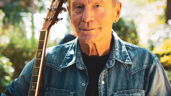 Βαγγέλης Γερμανός: "Η βασική δουλειά του τραγουδοποιού είναι να παίζει τα τραγούδια του, όπου και όπως μπορεί"