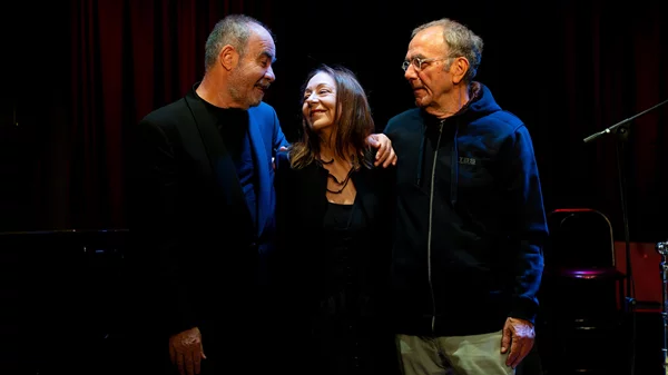 "Όταν η πραγματικότητα παραπατάει": Ένα καμπαρέ σε μορφή συναυλίας στο "Half Note"