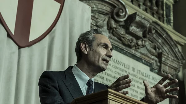 "Exterior Night": Η νέα πολιτική σειρά που βλέπουμε στο κανάλι της Βουλής