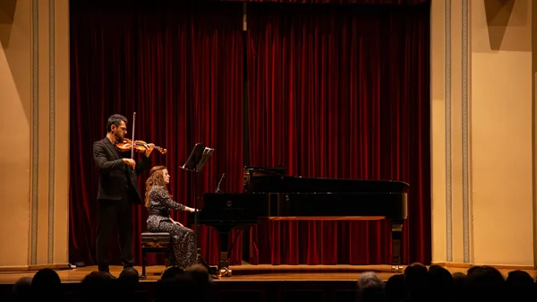 Επιμένοντας ρομαντικά αλλά …και ανορθόδοξα: για τα ρεσιτάλ βιολιού-πιάνου των Κοκολάνη/Νταφέκα, Σουσάμογλου/Βλαχοδημήτρη και Χατζηνικολάου/Παληού