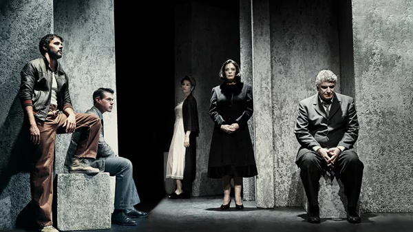 "Μαύρη σαμπούκα", "Όνειρα γλυκά", "Λεωφορείο ο Πόθος", "Forget me not", "Ο Θάνατος του εμποράκου", "Ήταν όλοι τους παιδιά μου": Έξι παραστάσεις για τις γιορτές