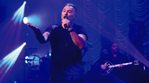 Ο Αντώνης Ρέμος ξεσηκώνει το "Pathos"