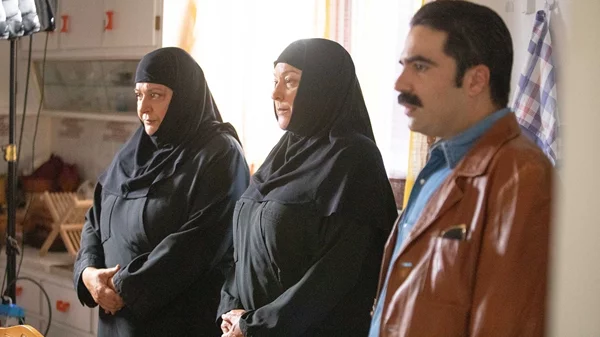 "Φόνοι στο καμπαναριό": Οι πρώτες φωτογραφίες από τα γυρίσματα της νέας κωμικής σειράς του Alpha