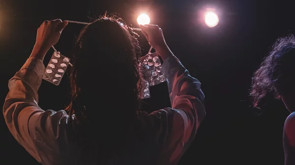 "Αφήνω ανοιχτά": Μία παράσταση για την διπολική διαταραχή