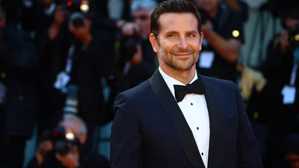 O Μπράντλεϊ Κούπερ πρωταγωνιστεί στο 'Bullitt' του Στίβεν Σπίλμπεργκ