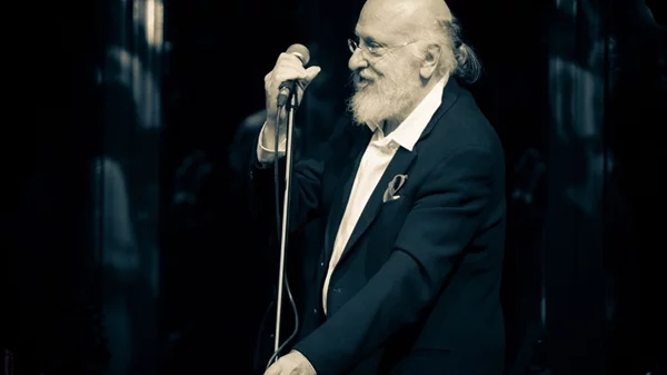 Διονύσης Σαββόπουλος: Συμφωνικώς συζητήσιμος στο (sold out) Μέγαρο Μουσικής, μα γενικώς υπέροχος