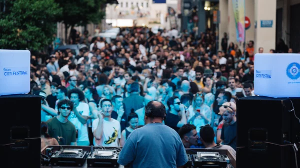Η πόλη σε φεστιβαλικό πυρετό