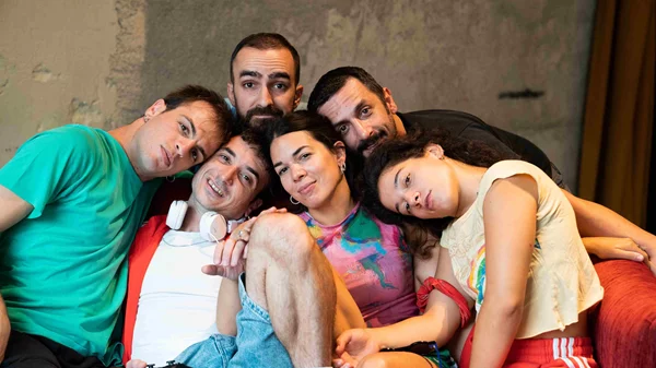 "Τζέλα, Λέλα, Κόρνας και… ο Κλεομένης": Η Συντεχνία του Γέλιου αναβιώνει την εμβληματική κωμωδία του Φόλκερ Λούντβιγκ