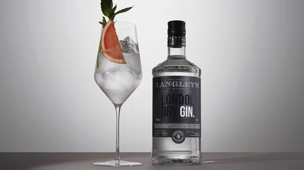 Μοιραστείτε μοναδικές Χειμωνιάτικες βραδιές με τους φίλους σας και το Langley’s Gin!