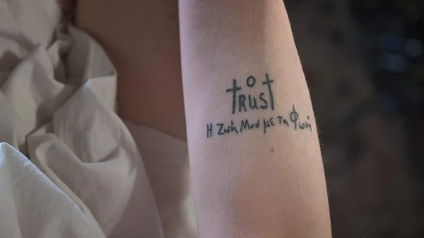 Η καλλιτέχνιδα Έλλη Γρίβα κάνει μια αναδρομή στη ζωή της